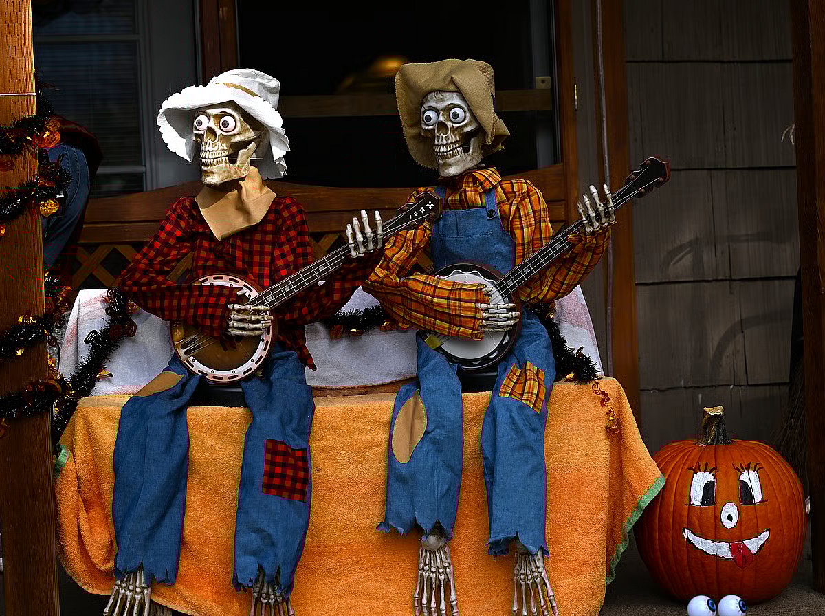 Two skeletons with guitars, an amusing performance on the Halloween stage!