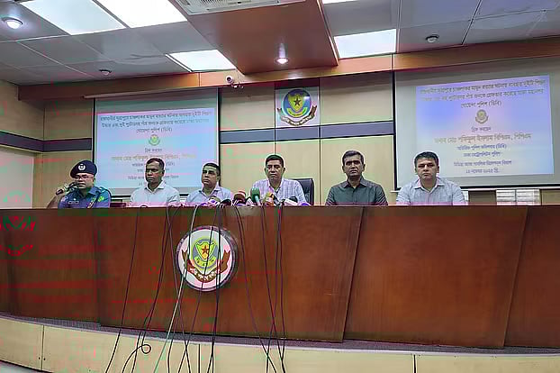 Additional commissioner of the Detective Branch (DB) of Dhaka Metropolitan Police (DMP), Shafiqul Islam, at a press conference. The photo was taken today, Wednesday, at the DMP Media Centre on Minto Road in the capital.