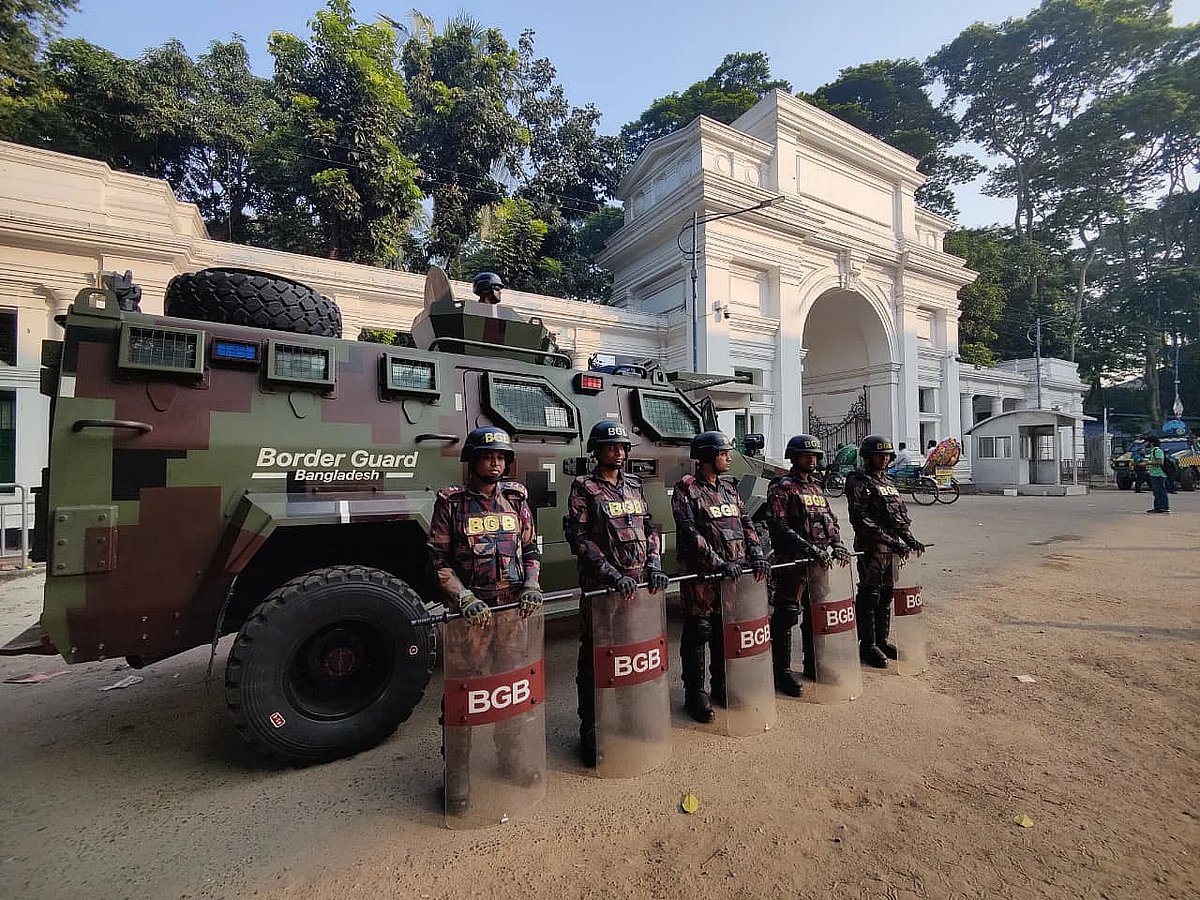 Border Guard Bangladesh (BGB) on high alert in the High Court area at around 7:30 am on 13 November 2025