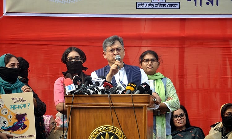 BNP standing committee member Salahuddin Ahmed addresses a rally titled “Escalating Violence and Disrespect Against Women: Vigilant Women’s Ready to Resist”, organised by Women and Children Rights Forum in front of the National Museum at Shahbagh in Dhaka on 14 November 2025
