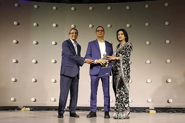 Prothom Alo Head of Online, Shawkat Hossain, has received this year’s Latifur Rahman Award for Best Journalism, an award established in the name of Latifur Rahman, the late chairman of Mediastar Ltd., the publishing company of Prothom Alo, and the Transcom Group. At a gathering of distinguished guests held today, Saturday, at the Radisson Blu Water Garden Hotel in Dhaka to mark Prothom Alo’s 27th anniversary, the award was presented to him by Simeen Rahman, Chief Executive Officer (CEO) of Mediastar Ltd. and Transcom Group, and Prothom Alo Editor Matiur Rahman.