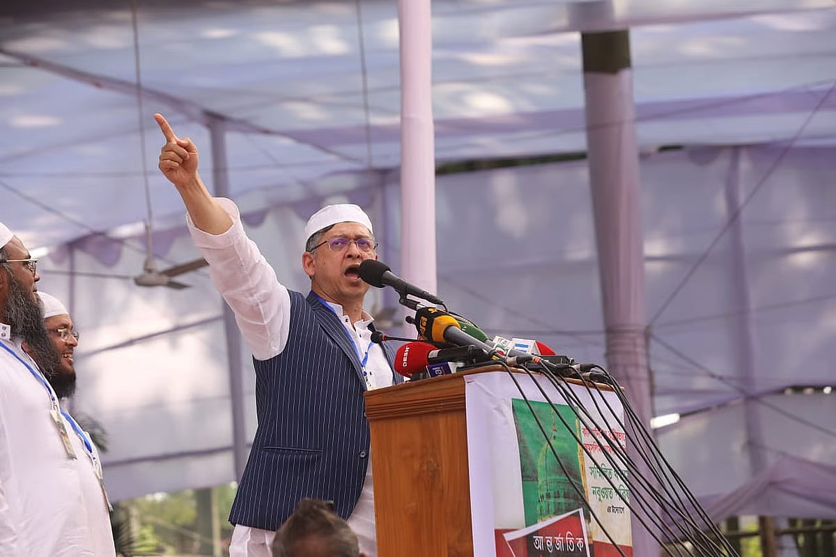 Salahuddin Ahmed, a member of the BNP’s Standing Committee, speaks at the International Khatm-e-Nubuwwat Grand Conference at Dhaka’s Suhrawardy Udyan on 15 November 2025.
