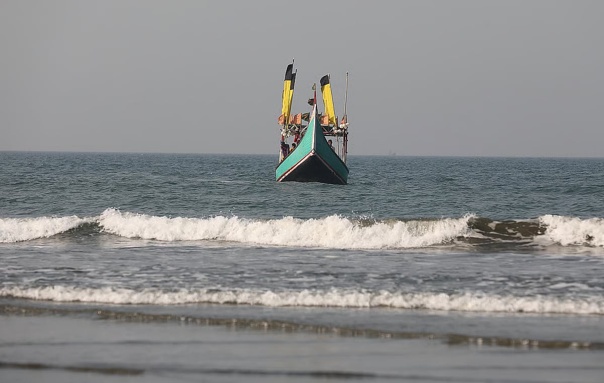 A boat coming towards the shore from the sea.