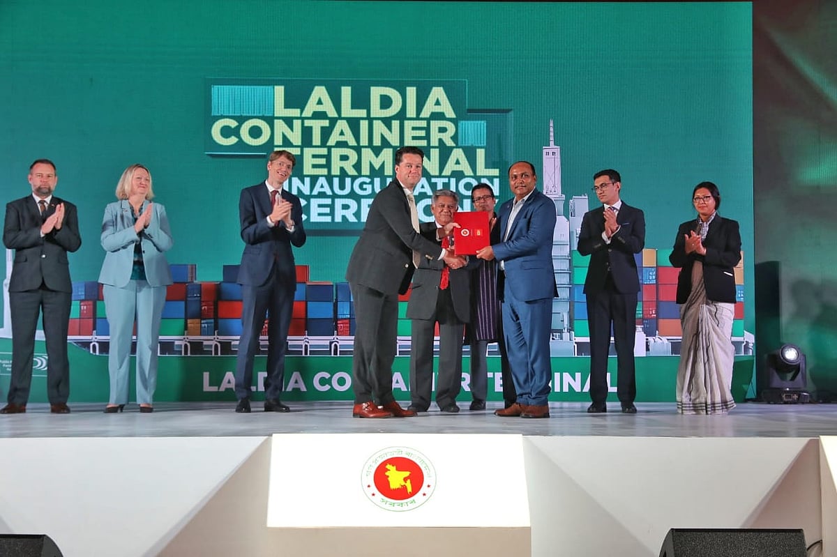 The Chittagong Port Authority (CPA) and APM Terminals BV—a wholly owned subsidiary of Maersk A/S (Maersk Group), one of the world’s leading integrated logistics companies majority-controlled by the A.P. Moller Foundation of Denmark—signed an agreement at the InterContinental Dhaka on 17 November 2025 to design, finance, build, and operate the Laldia Container Terminal (LCT) under a Public-Private Partnership (PPP) framework.