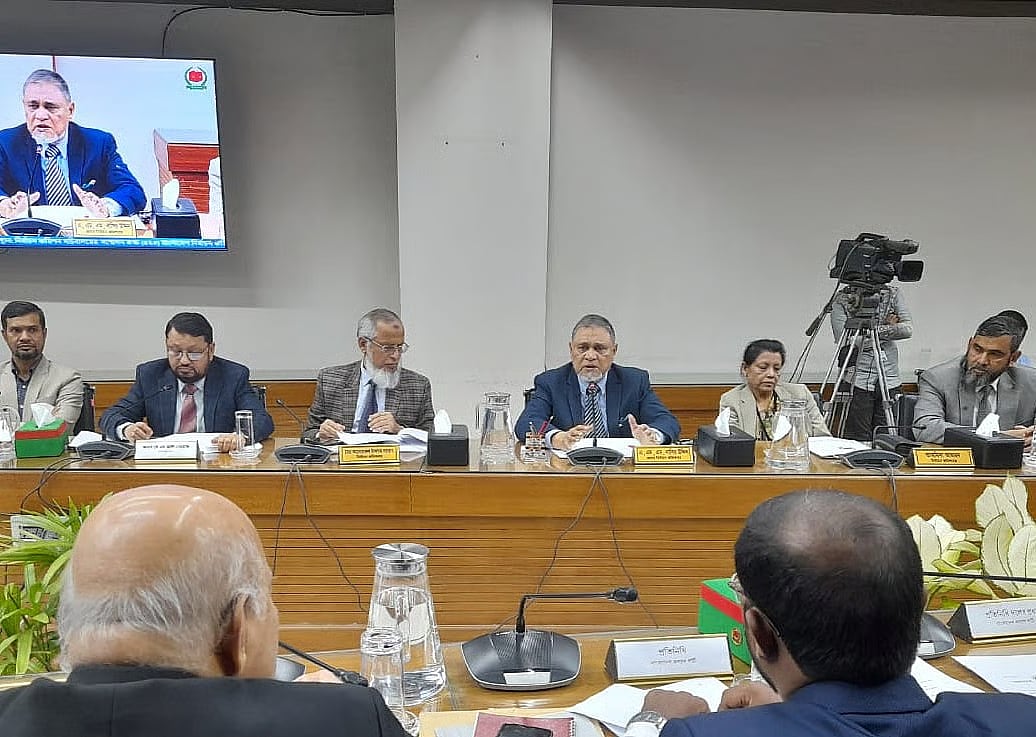 Chief Election Commissioner AMM Nasir Uddin and Election Commissioners meet political parties at the Election Commission office in Agargaon, Dhaka on 17 November 2025.