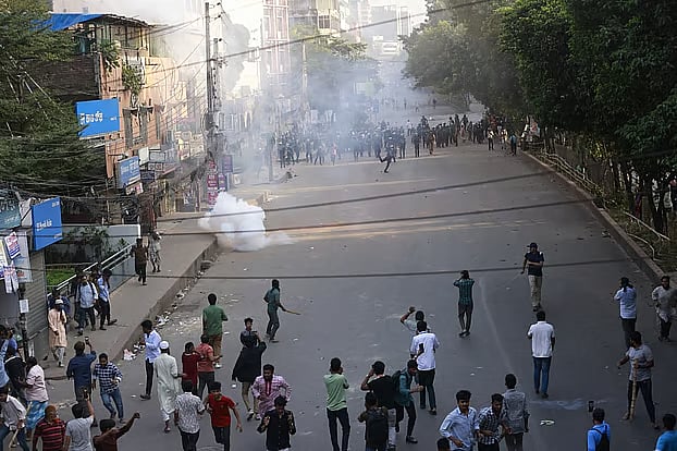 Chase-and-counter-chase between law enforcement and protesters on Mirpur Road adjacent to Dhanmondi 32. This afternoon, Monday.