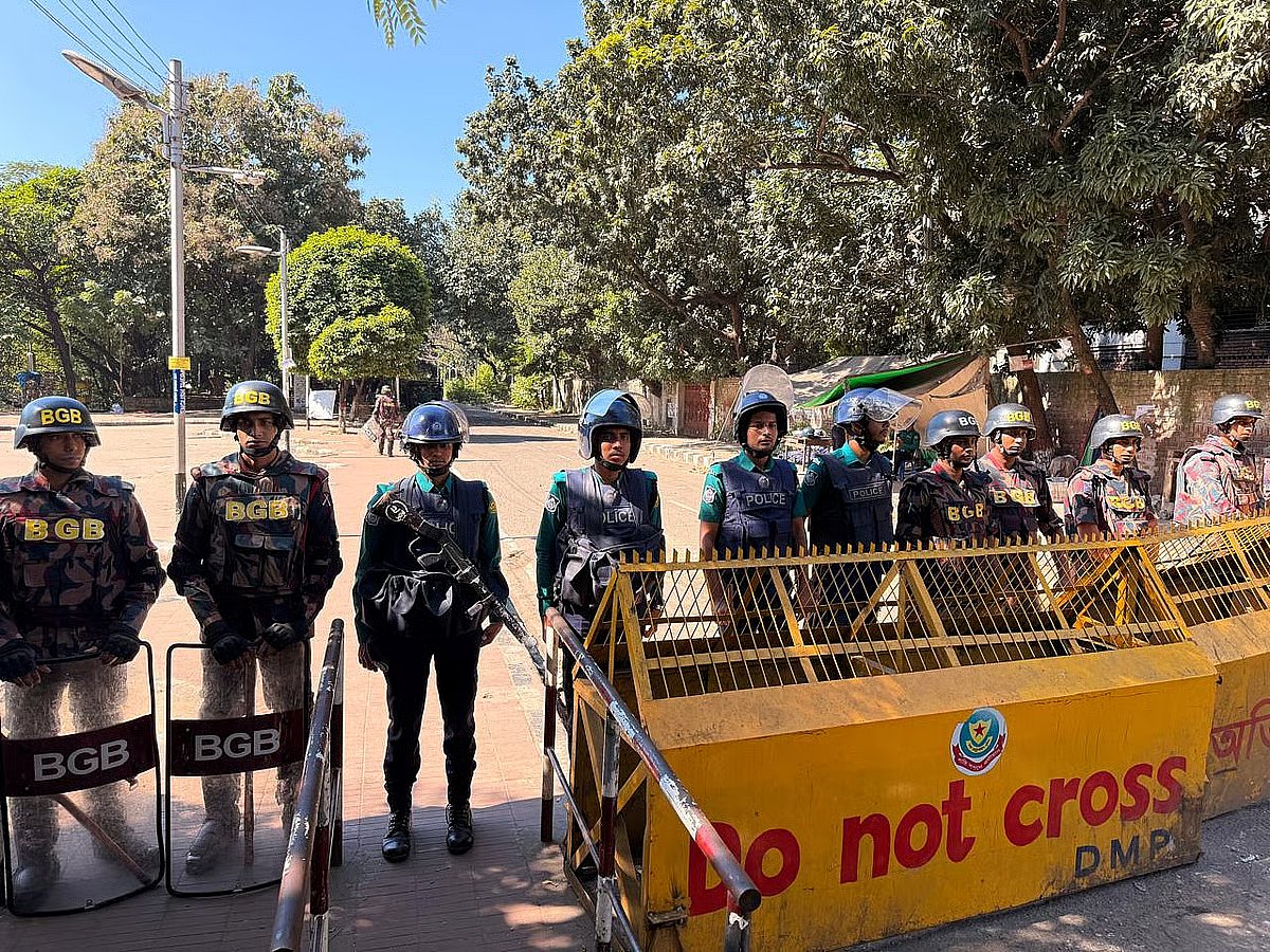 Police and BGB men deployed on road no. 32 of Dhanmondi on 18 November Q