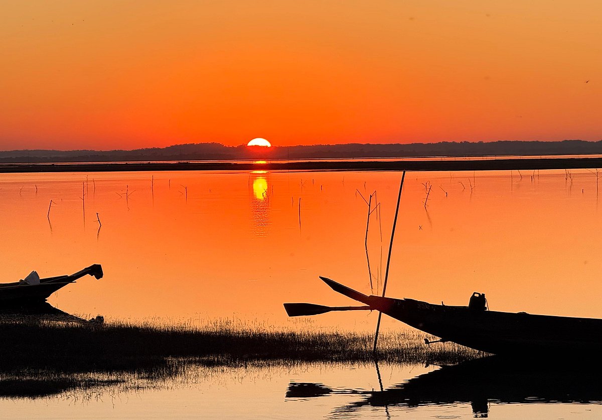 Sunrise over the haor wetlands on a late-autumn morning. Hakaluki Haor, Juri, Moulvibazar, 19 November.