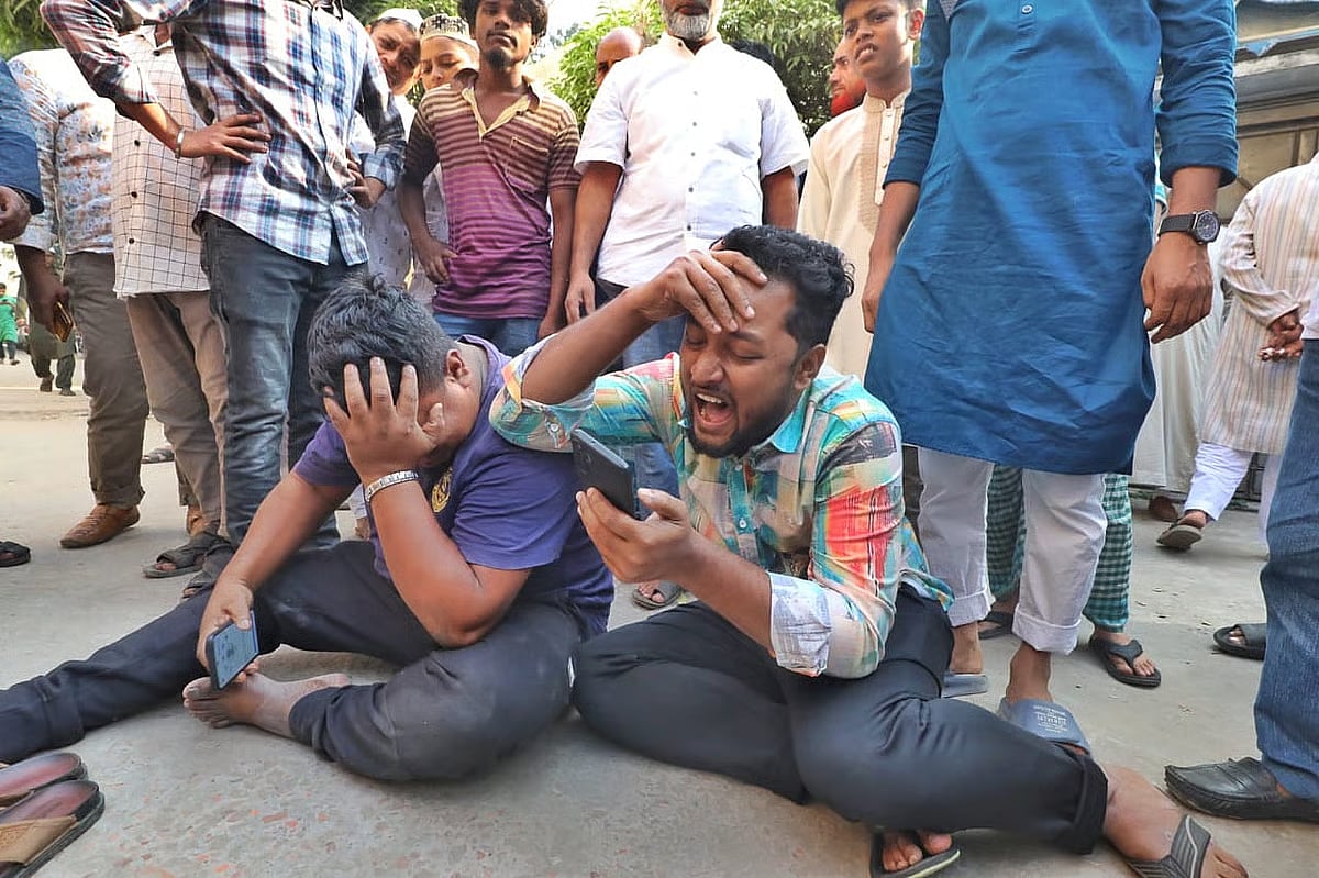 Three killed as a railing collapses in Kasaituli area of Old Dhaka; families wail outside the Mitford Hospital morgue. Photo taken on 21 November 2025.