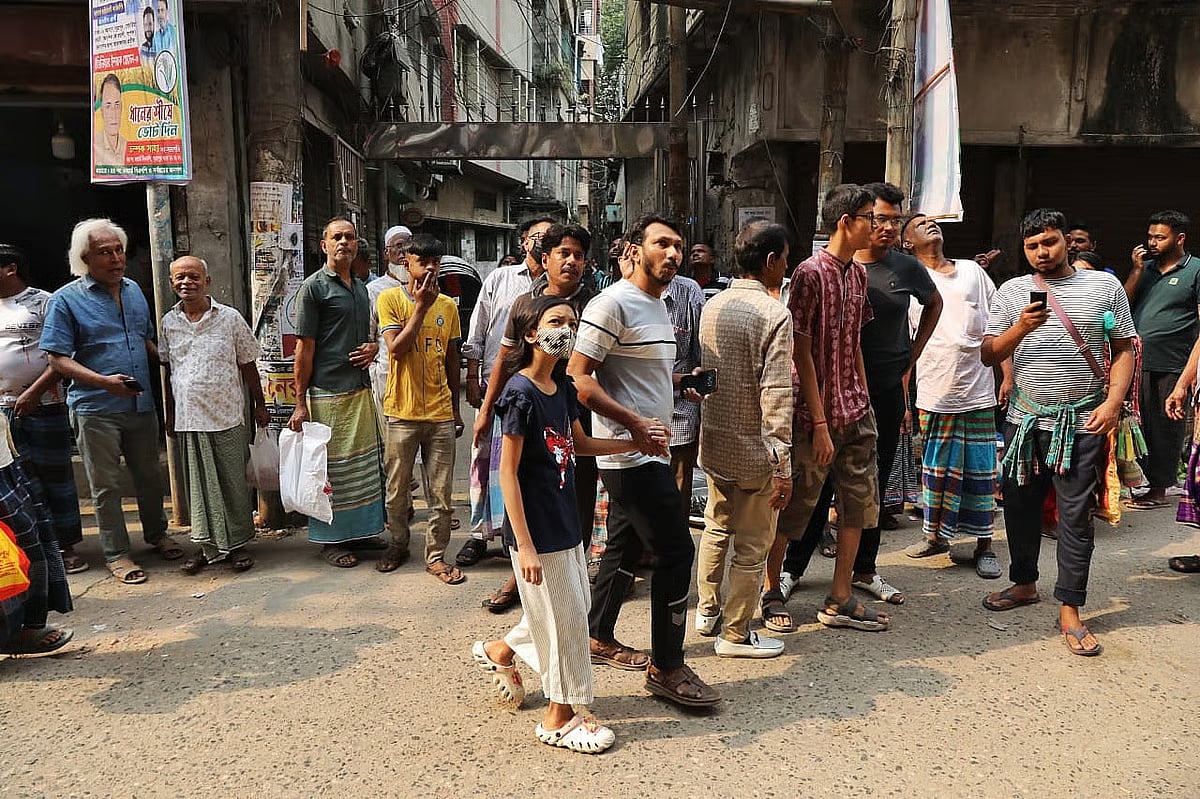 People came out of their homes and onto the streets in fear of the earthquake. Sutrapur area of ​​Dhaka on 21 November, 2025