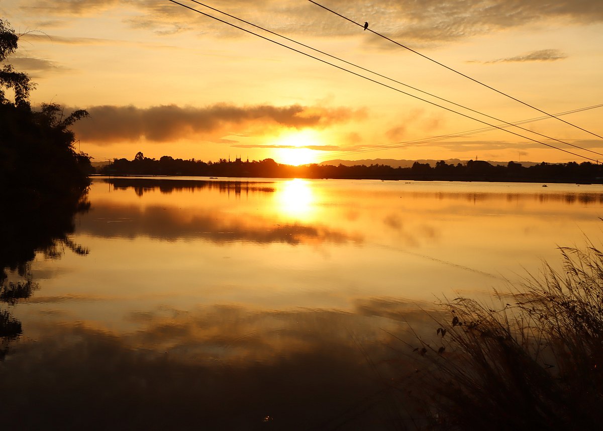 The morning sunlight broke through the winter fog covering the clouds, spreading its colours across Kaptai Lake. Kumra Tila, Rangamati, 23 November.
