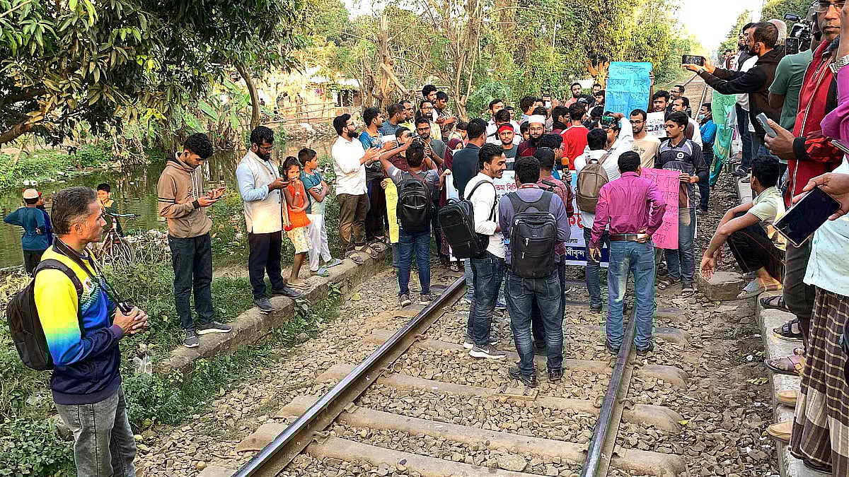 Demonstrators block the railway line in Rajshahi demanding postponement of the 47th BCS written examination, captured on 22 November 2025 on the railway track adjacent to Station Bazar near Rajshahi University.