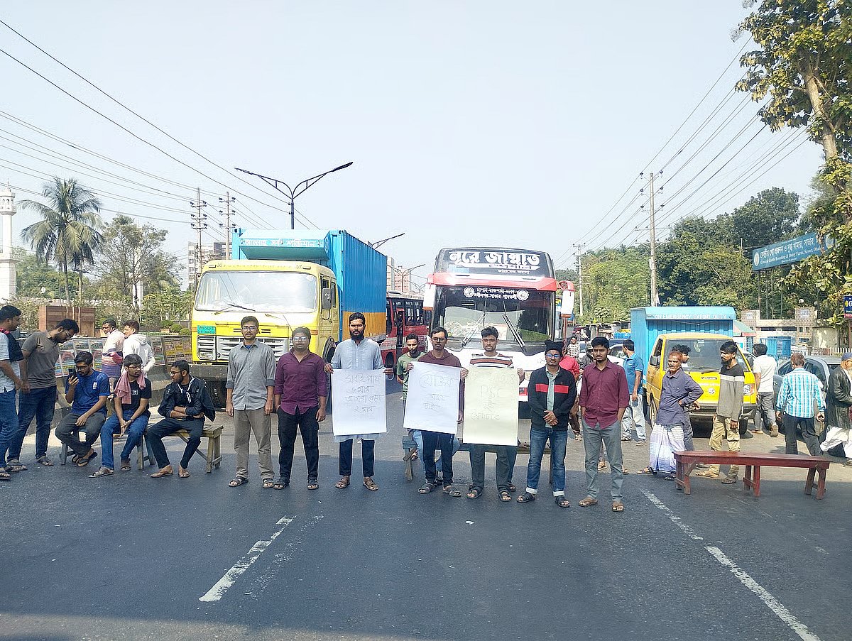 Some students of Jahangirnagar University demonstrate blocking the Dhaka–Aricha Highway to press home their demand for postponing the written examination of the 47th BCS. The photo is taken around 12:30 pm on 25 November 2025