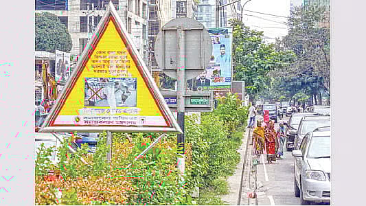 Several elderly women beg at an intersection as cars wait for green signal at Gulshan, Dhaka recently.