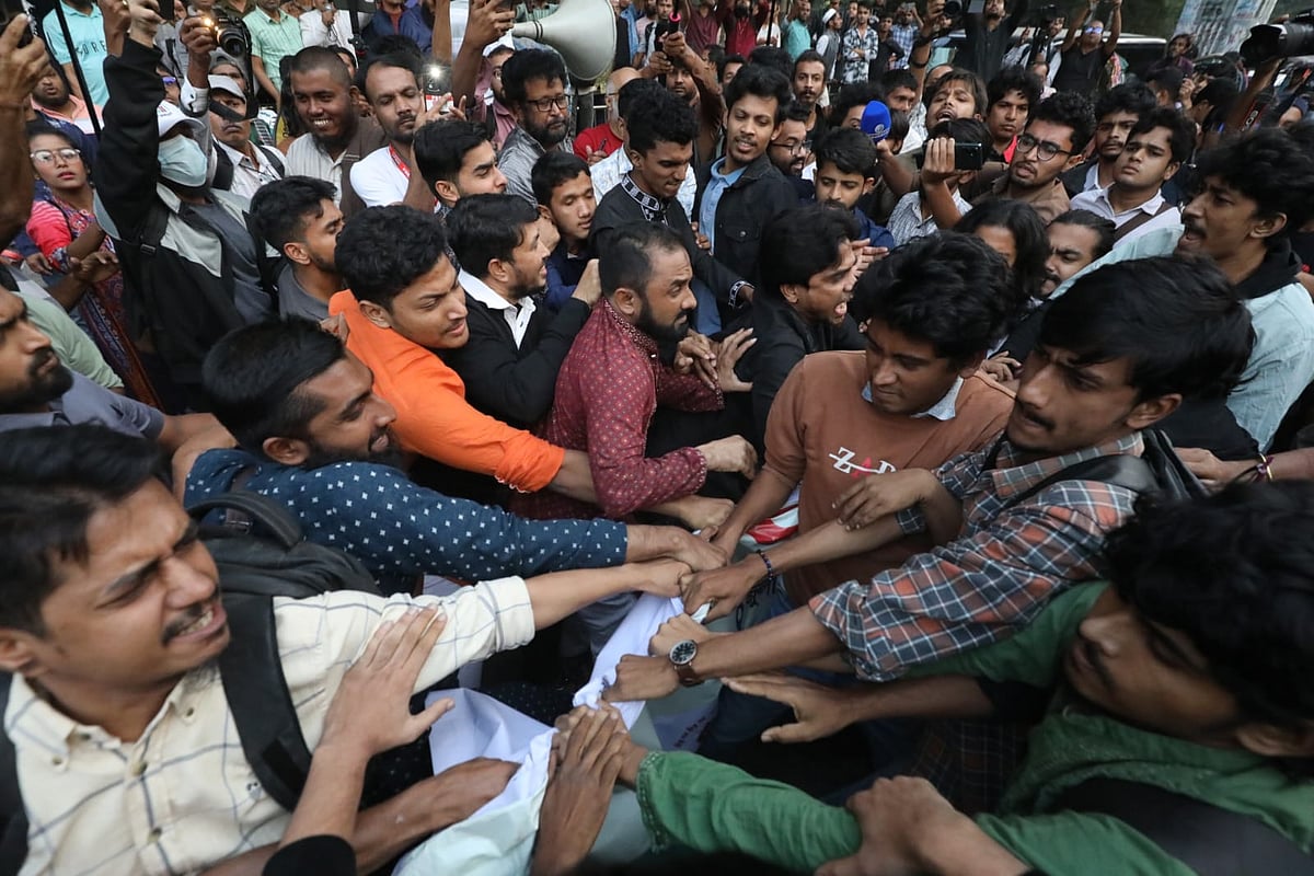 Pushing and shoving between July Mancha activists and those attended the event demanding unconditional release of Baul Abul Sarkar at Shahbagh, Dhaka on 28 November 2025