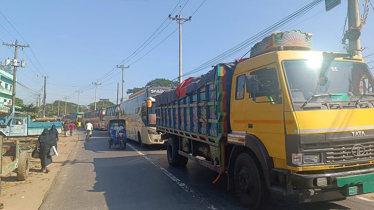 The blockade has caused a long traffic jam on the highway. At Amirabad station in Lohagara around 11am on 30 November 2025