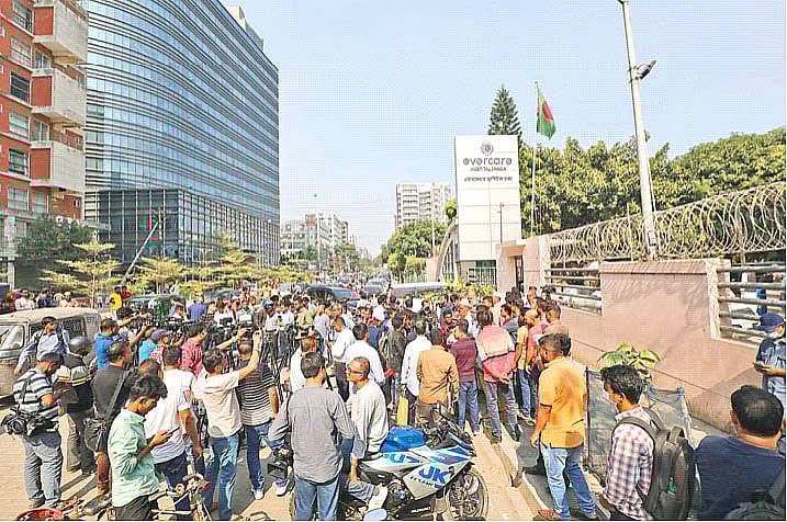 Party leaders, activists, supporters and media people gathered in front of Evercare Hospital in Dhaka on the news of BNP Chairperson Begum Khaleda Zia's serious illness. On afternoon of 29 November, 2025