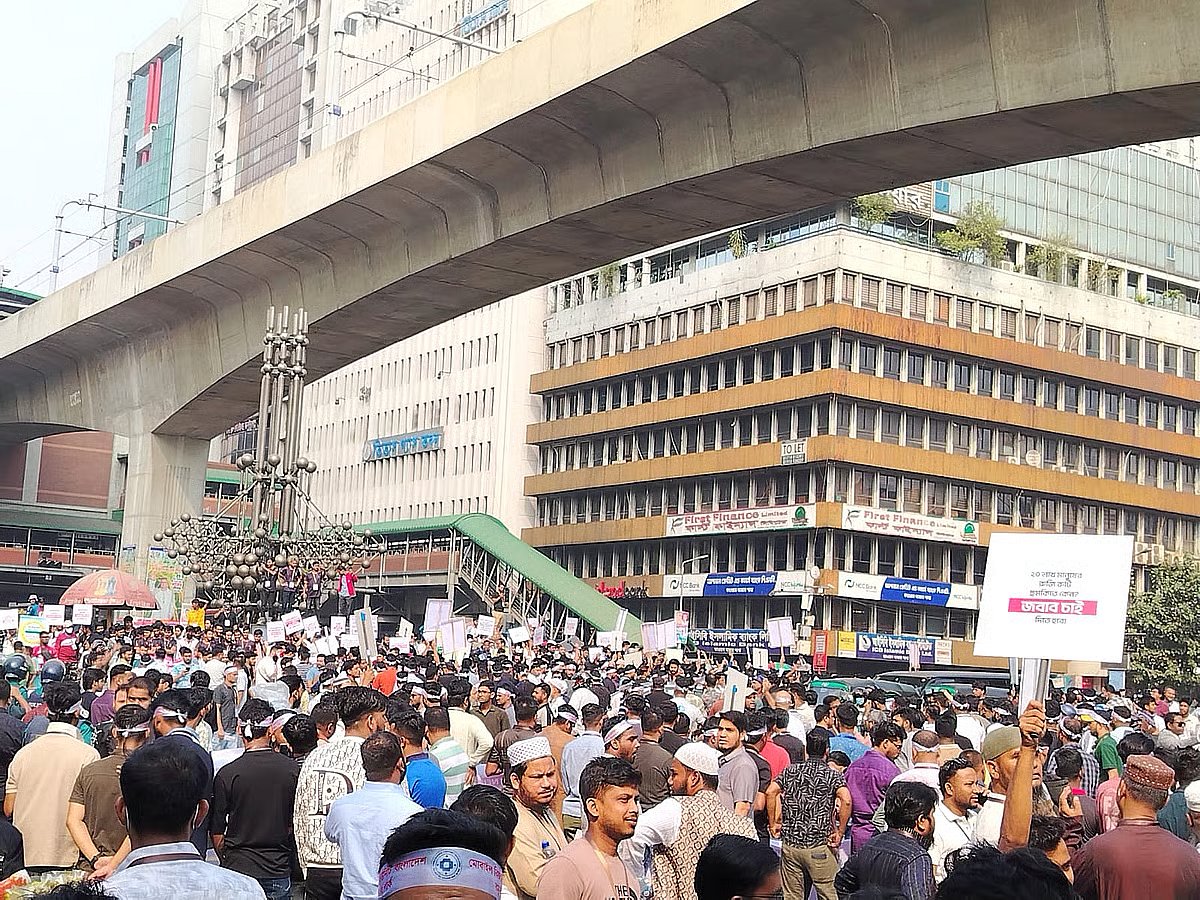 A human chain by Mobile Business Community Bangladesh (MBCB), the organisation of smartphone and gadget traders, at Karwan Bazar intersection in Dhaka on 30 November 2025.