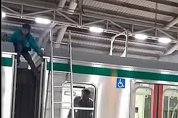 The boy who climbed the roof of metro rail is scaling down on the night of 30 November 2025