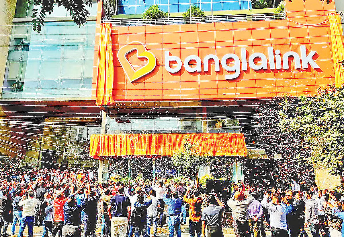 Mobile phone operator Banglalink has unveiled a new logo. The company's signboard was also changed on the occasion.