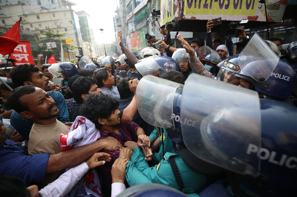 Police obstruct a protest march at Kakrail intersection in Dhaka on 4 December 2025