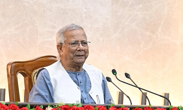 Chief Adviser Professor Muhammad Yunus exchanges views with Superintendents of Police from 64 districts and senior police officials on 4 December 2025.