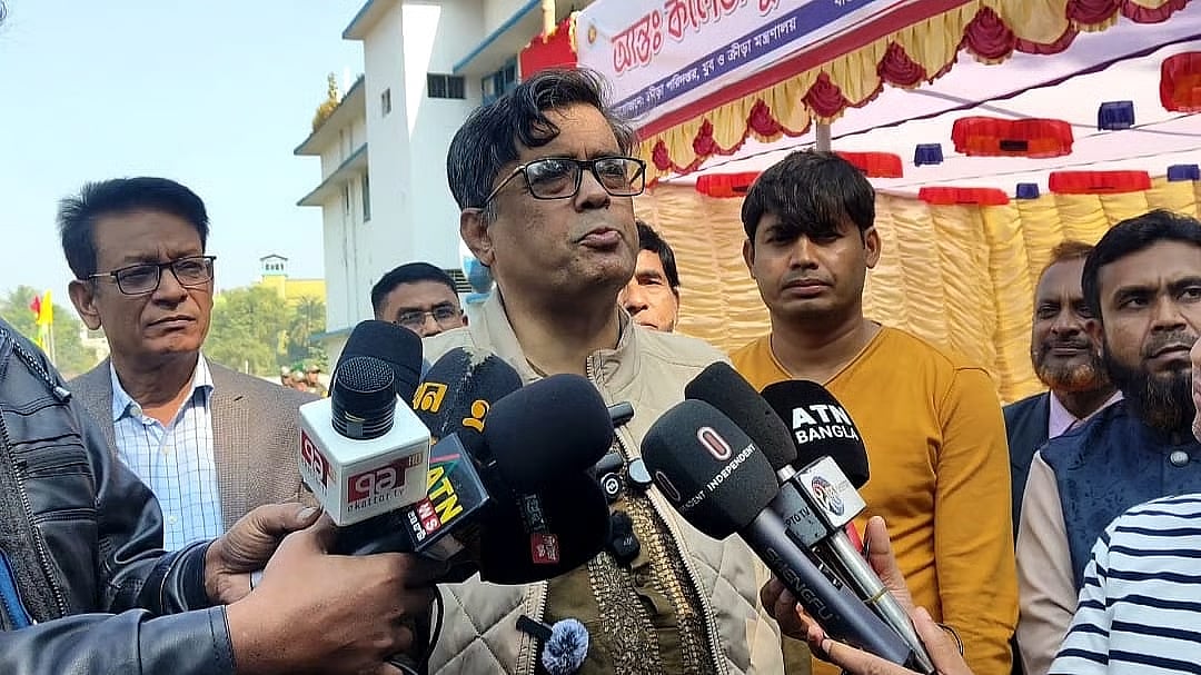 Chief Advisor’s Press Secretary Shafiqul Alam speaks to journalists at the Magura Government High School ground on 5 December 2025.