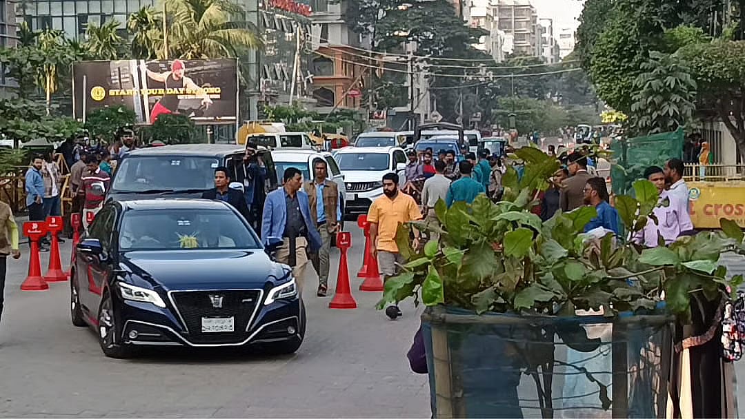 BNP acting chairman Tarique Rahman's wife Zubaida Rahman's car is seen entering the Evercare Hospital gate. On 06 December, 2025