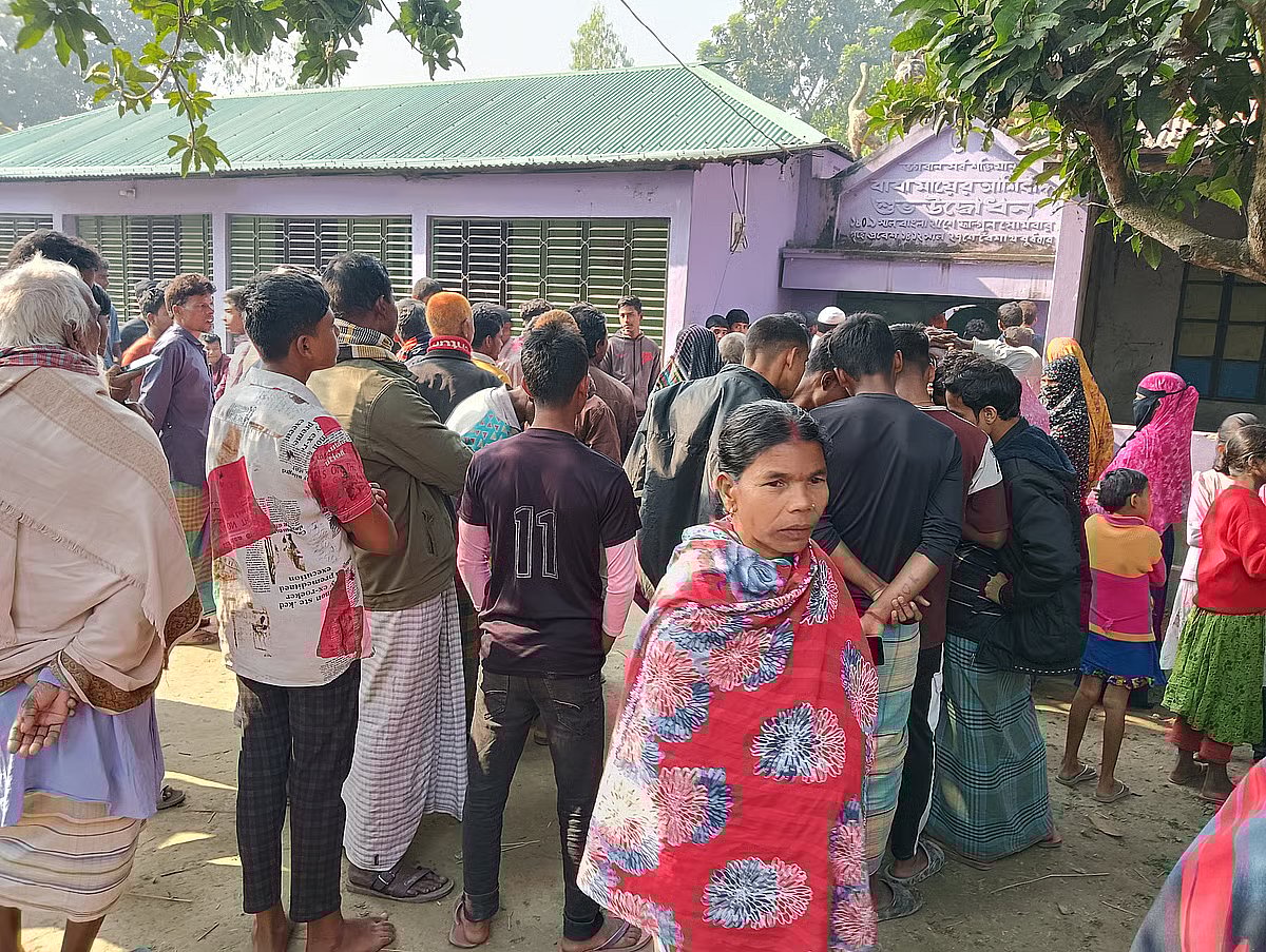 As news of the murder spread, people from various places gathered to the scene. In the North Rahimapur area of Taraganj, Rangpur On 7 December 2025.