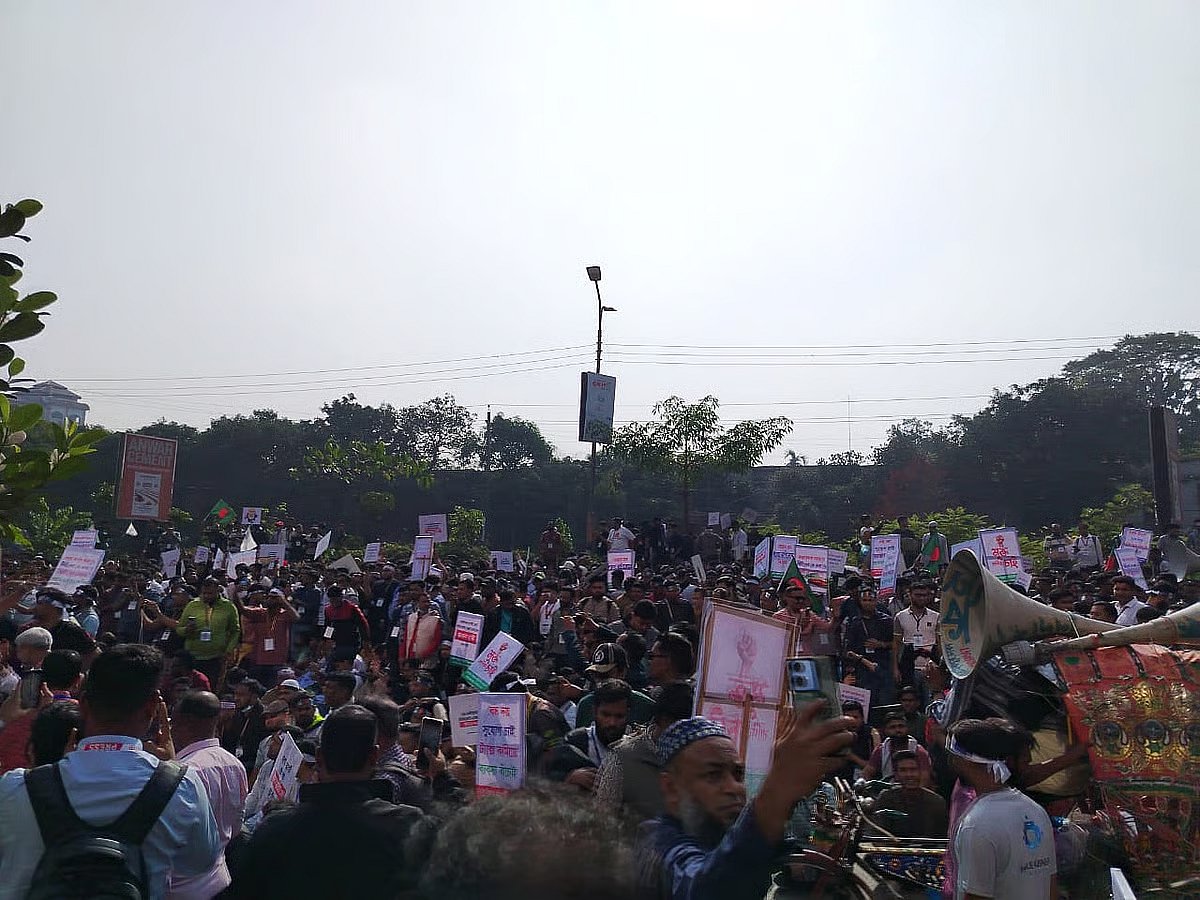 Mobile phone traders staged sit-in in front of the BTRC building. On 7 December, 2025