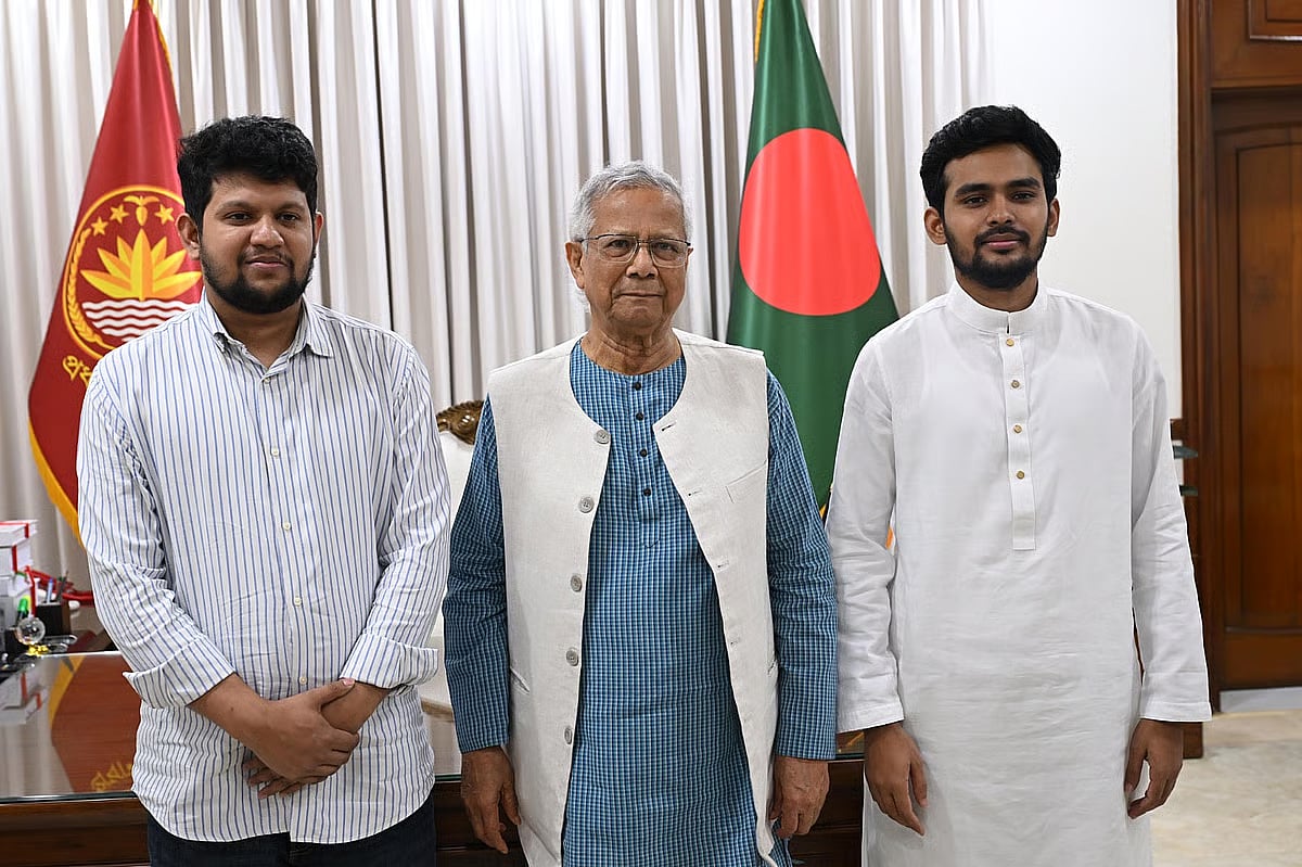 Information and Broadcasting Adviser Mahfuj Alam (left) and LGRD Adviser Asif Mahmud Shojib Bhuyain pose for a picture with Chief Adviser Professor Muhammad Yunus at the State Guest House Jamuna on 10 December 2025. 