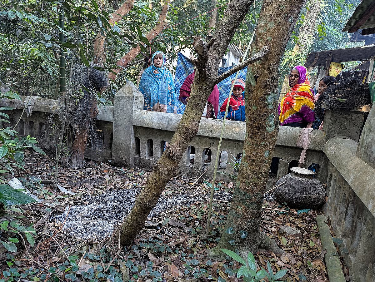 Miscreants set fire to the grave of freedom fighter A Mannan Khan in Shariatpur. Photo taken in Niamatpur village of Shariatpur Sadar upazila on 16 December 2025.