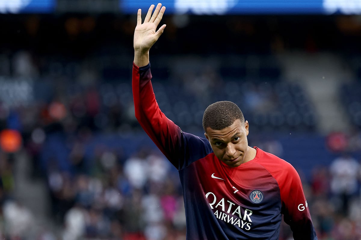 Paris Saint-Germain's French forward #07 Kylian Mbappe cheers to supporters during warm up before the French L1 football match between Paris Saint-Germain (PSG) and Toulouse (TFC) on May 12, 2024 at the Parc des Princes stadium in Paris, 2025