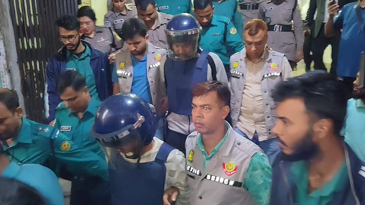 Sibion Diu and Sanjay Chisim were arrested from the border area. Dhaka CMM Court building.
