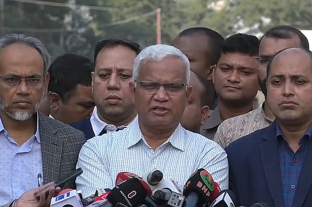 Dr. Zahid Hossain briefs on Khaleda Zia's health condition in front of Evercare Hospital in the capital on 18 October, 2025