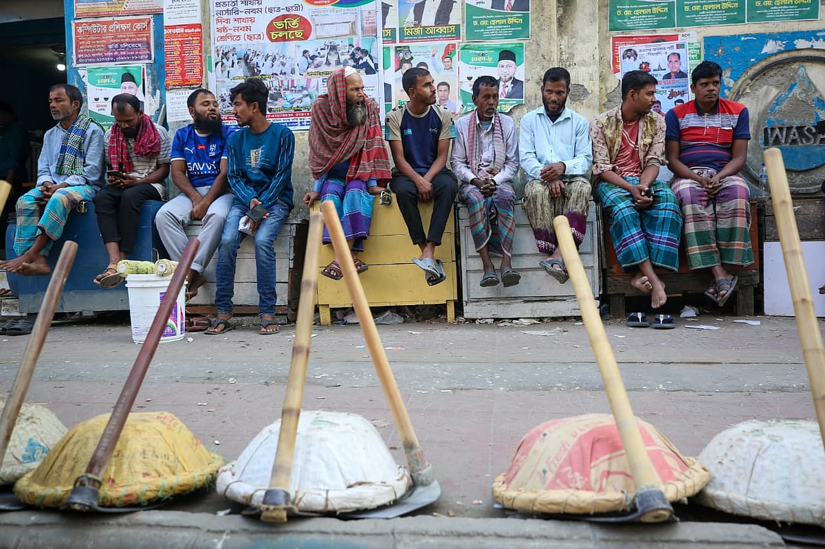 In the morning, daily wage labourers sit on the roadside in search of work.
Fakirapul, Dhaka, 18 December.