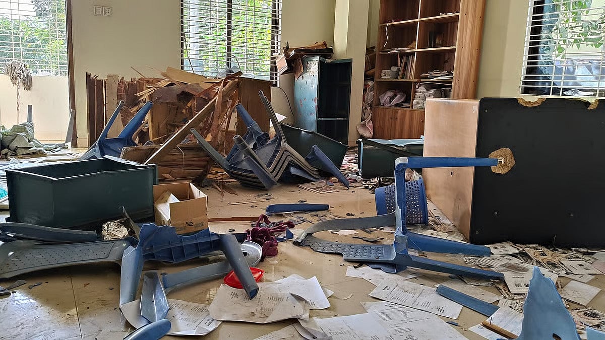 Miscreants broke the lock and carried out an attack and vandalism at the Prothom Alo office in Kushtia late at night.