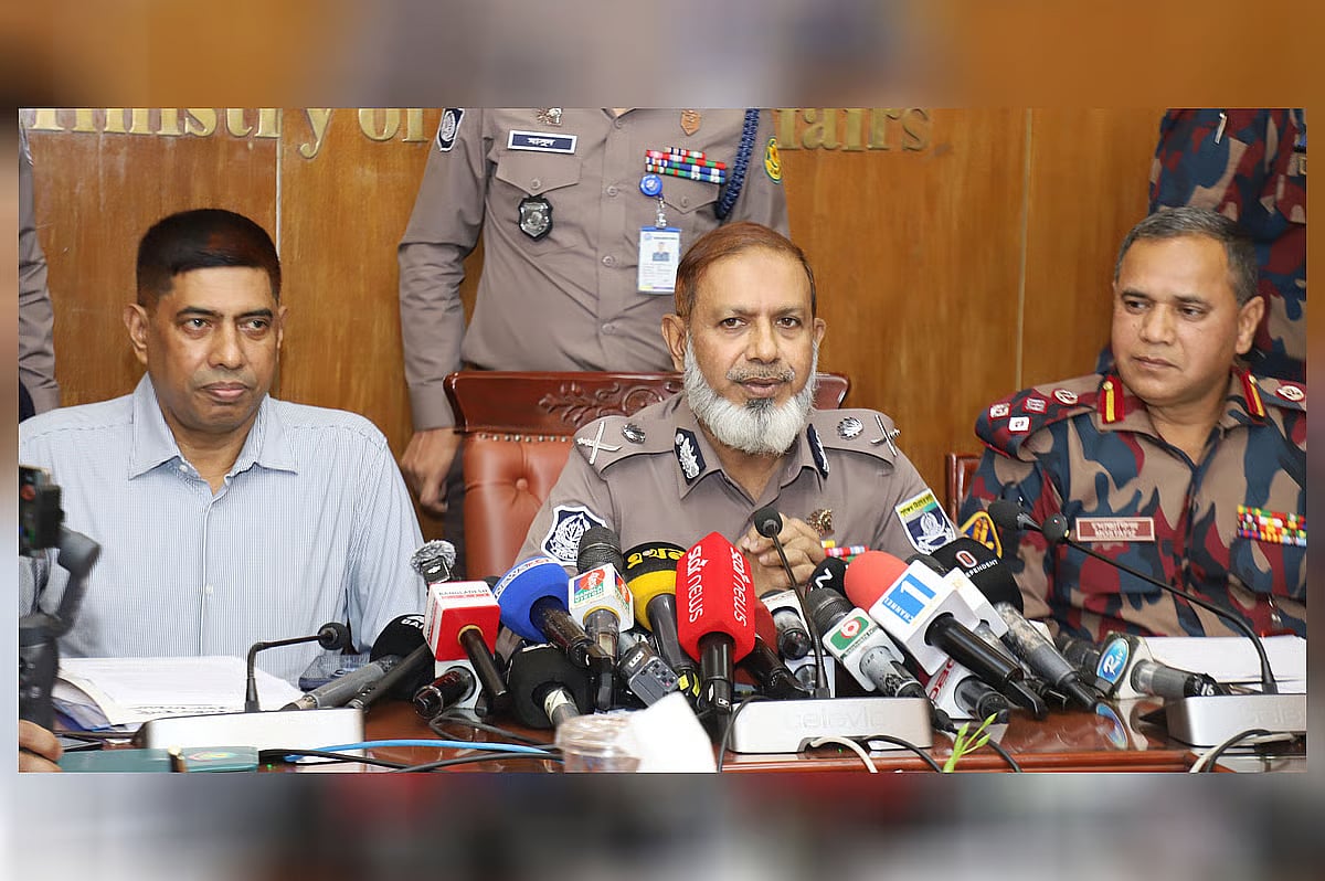 Additional IGP of police  Khondaker Rafiqul Islam speaks at a press conference in the conference room of the Ministry of Home Affairs at the Secretariat  on 21 December
