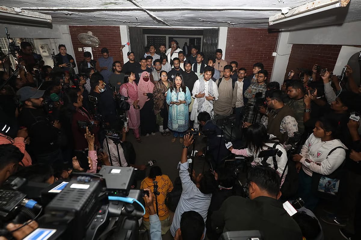 Leaders from the DUCSU and the hall unions, along with a group of students, took up a position in front of the Dhaka University administrative building on 21 December 2025.
