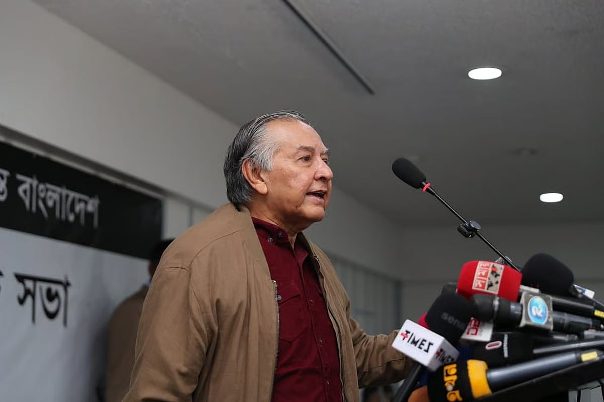 Daily Star Editor Mahfuz Anam speaks at a protest rally organised by NOAB and Editor's Council