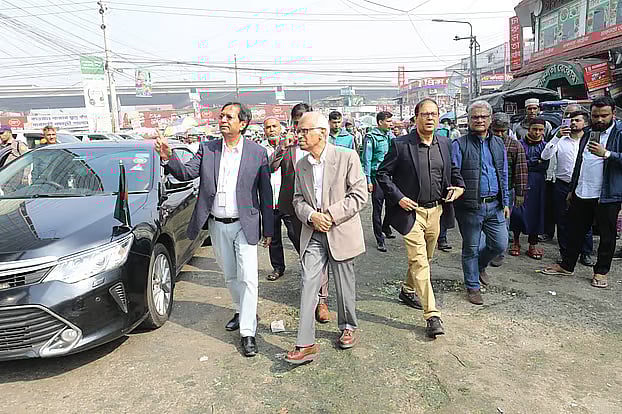 Planning adviser Wahiduddin Mahmud visited the Prothom Alo office in Karwan Bazar, which was burned in the attacks, vandalism, and arson on Monday afternoon