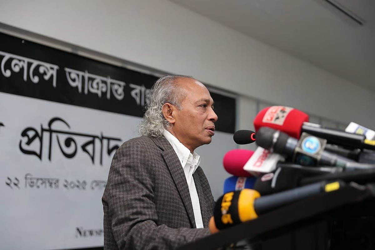 Nurul Kabir, editor of New Age and president of the Editors’ Council, on 22 December 2025 speaks at a joint protest rally organised by the Editors’ Council and NOAB to condemn the attacks, vandalism, and arson at the offices of Prothom Alo and The Daily Star.