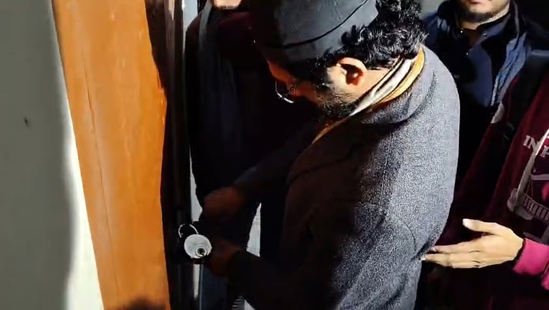 Locks on various offices in the administration building of Rajshahi University have been opened after receiving assurances about the removal of the deans.