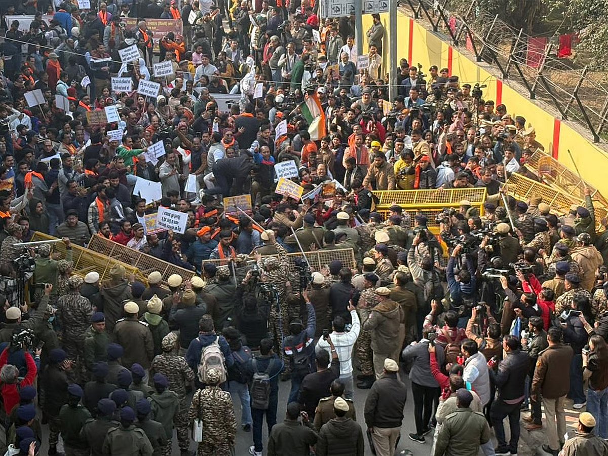 Hindutva activists resumed protests on 23 December 2025, in front of the Bangladesh High Commission in India’s capital, New Delhi.
