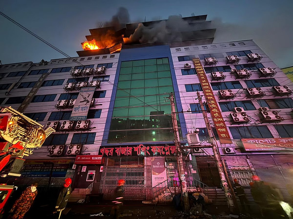 A fire broke out in a warehouse on the rooftop of the eight-storey Khaddar Bazar Shopping Complex in the capital’s Gulistan area on 26 December 2025.