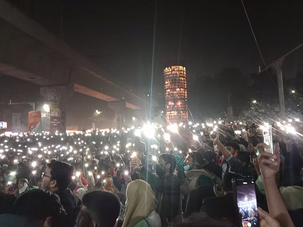 Leaders and activists of Inqilab Moncho continue protesting by blocking the Shahbagh intersection on 26 December 2025.