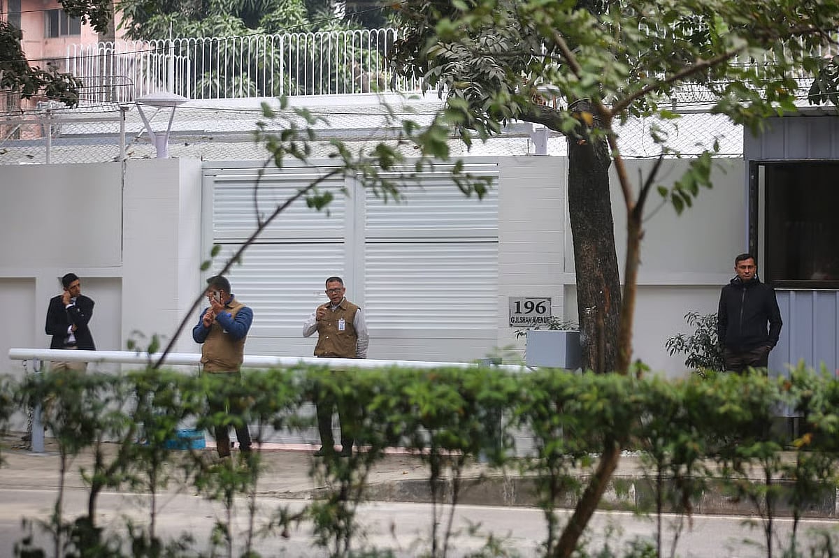A few party leaders and activists gathered outside Tarique Rahman’s residence at House No. 196 on Gulshan Avenue on the morning of 26 December 2025.