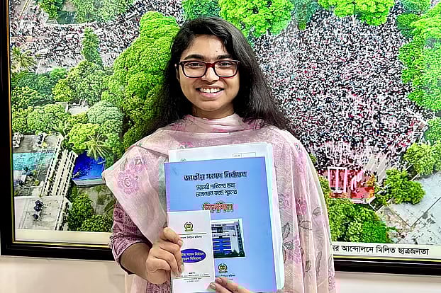 After collecting her nomination papers to contest the Dhaka-9 seat, Tasnim Jara shared this photo on Facebook on 25 December.