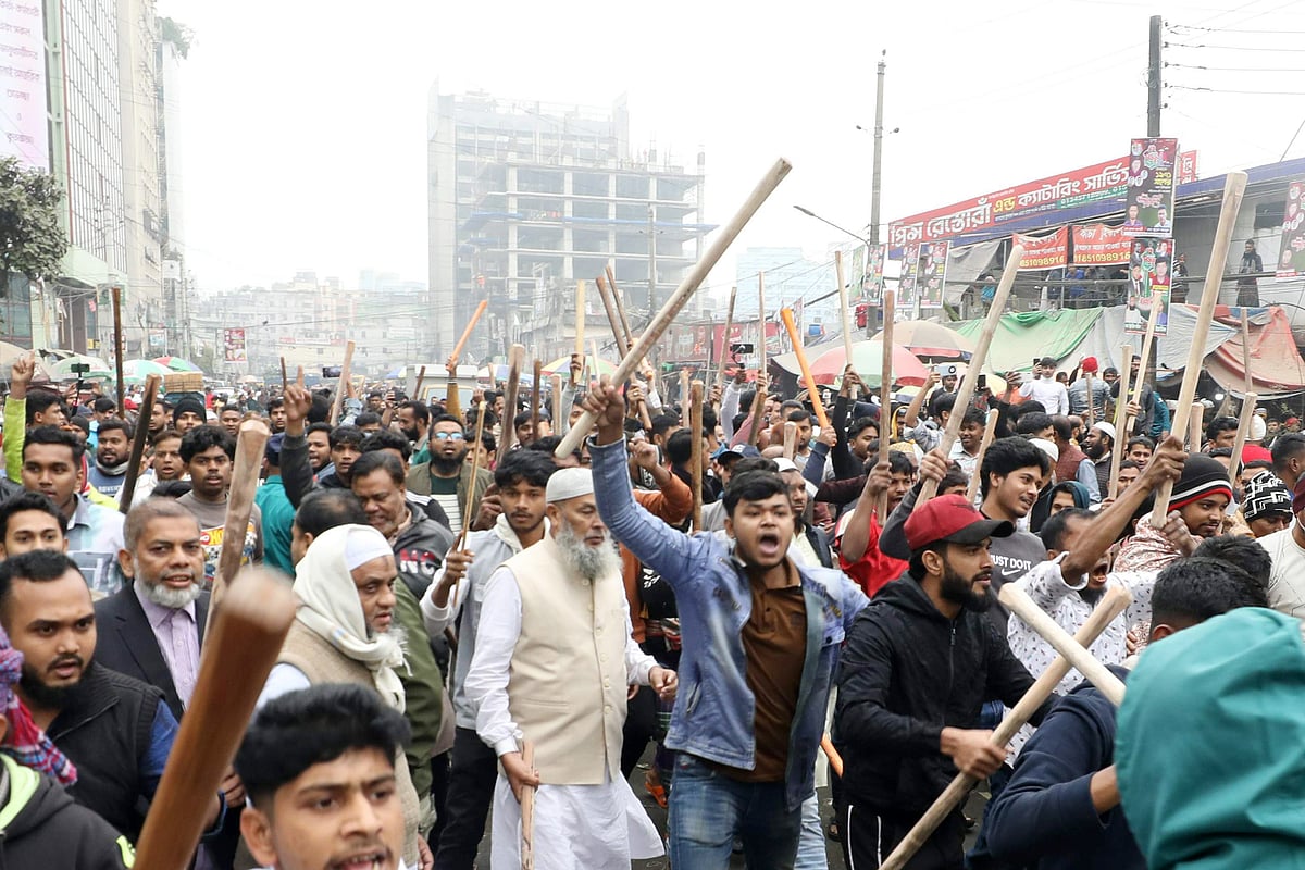 Sudden attack on traders' human chain at Karwan Bazar