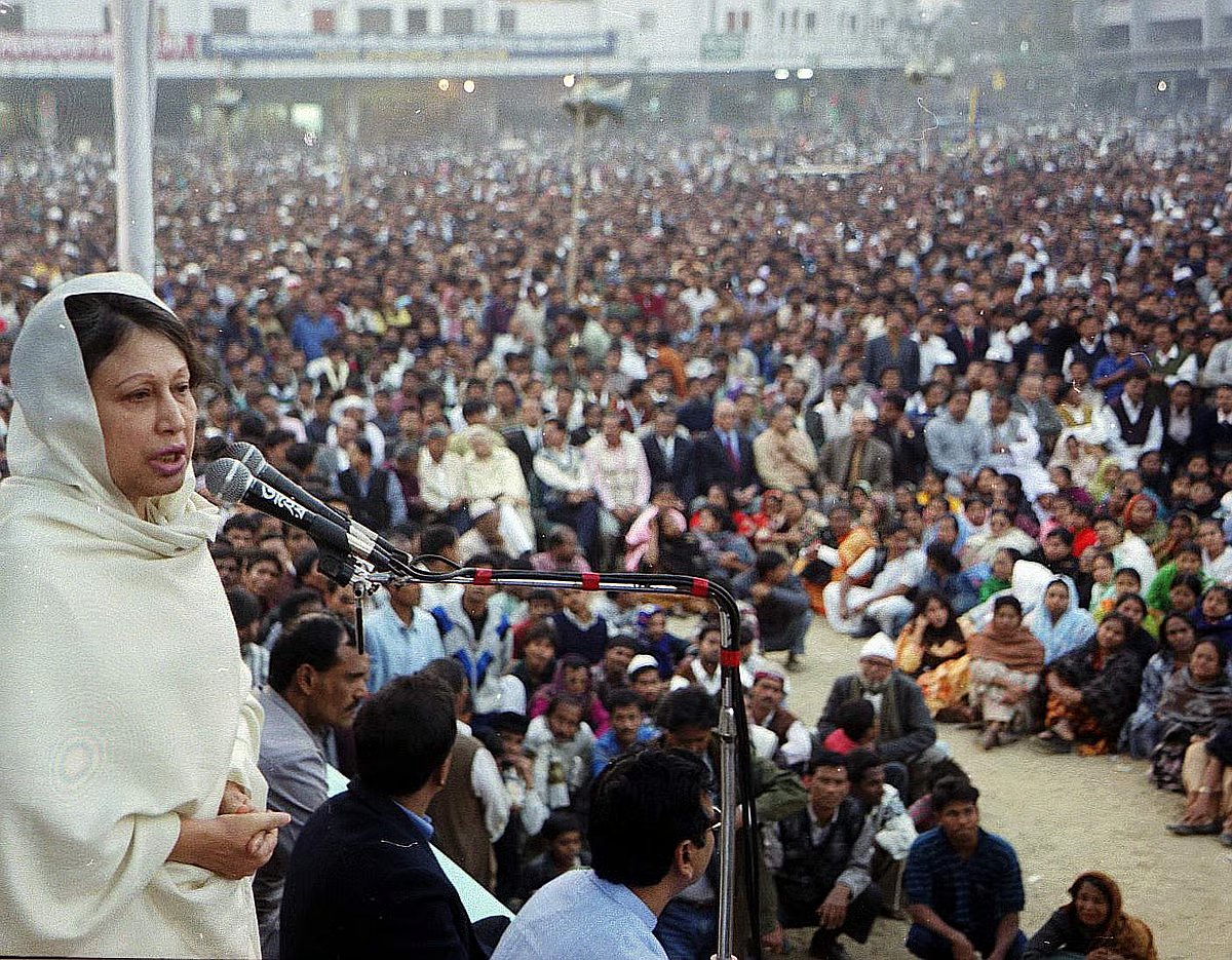 Khaleda Zia delivering speech at Paltan, Dhaka In 2001.